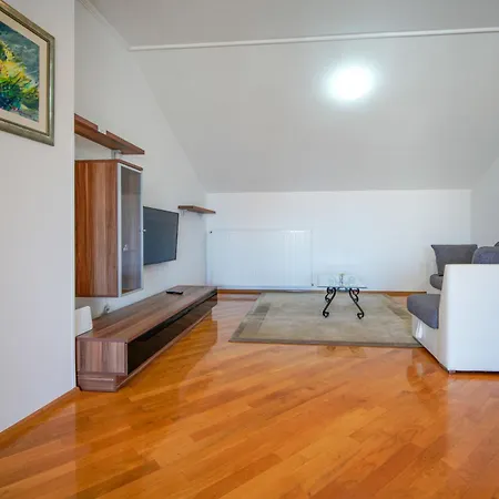 Apartamento Olga-5 By Interhome